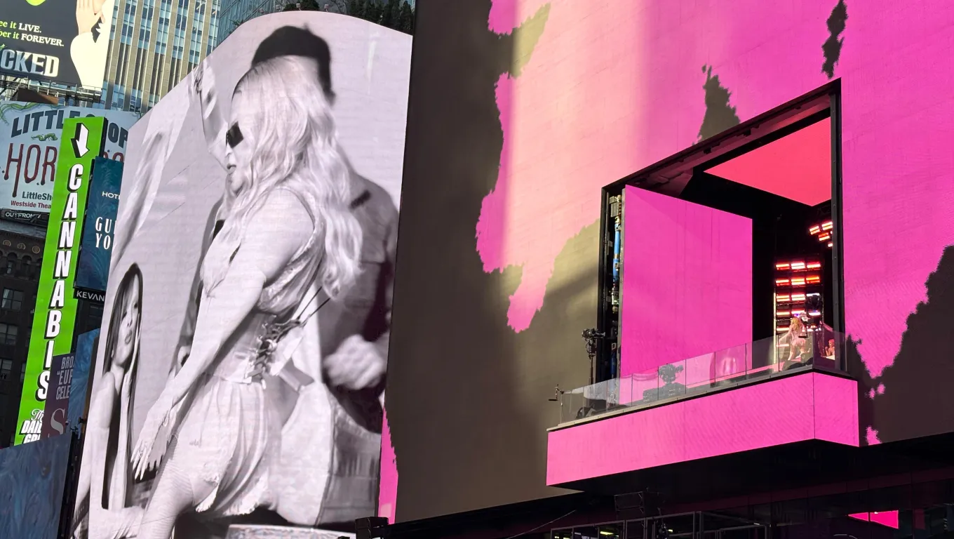 La cantante estadounidense Madonna apareció en el balcón de una de las pantallas de Times Square ante la mirada de cientos de fanáticos. (Foto Prensa Libre: EFE/Octavio Guzmán)